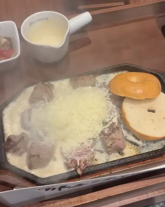 치즈가 녹아내리는 치즈 스테이크