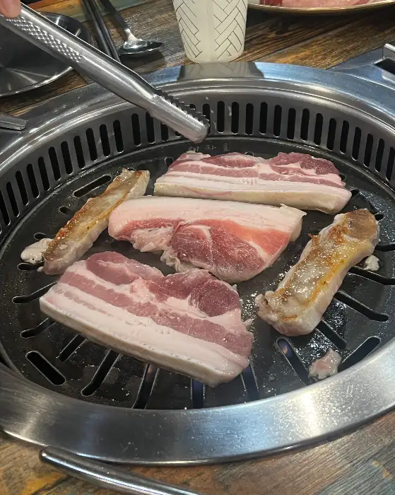 잘 익은 흑돼지 오겹살