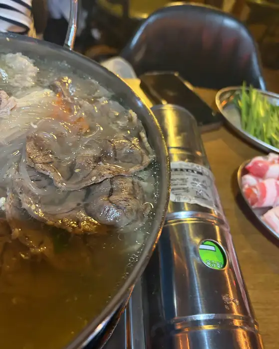 스지전골 냄비와 함께 나온 곁들임 메뉴. 얇게 썬 고기와 파채가 준비되어 있습니다.