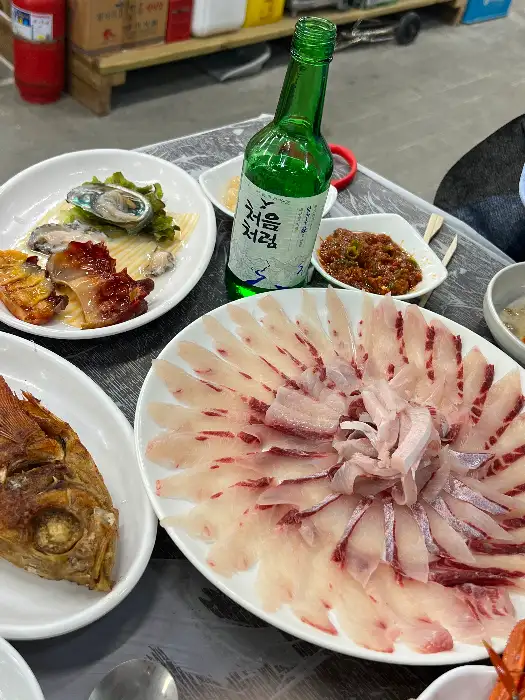 한 손에 들린 초옥이커피 컵