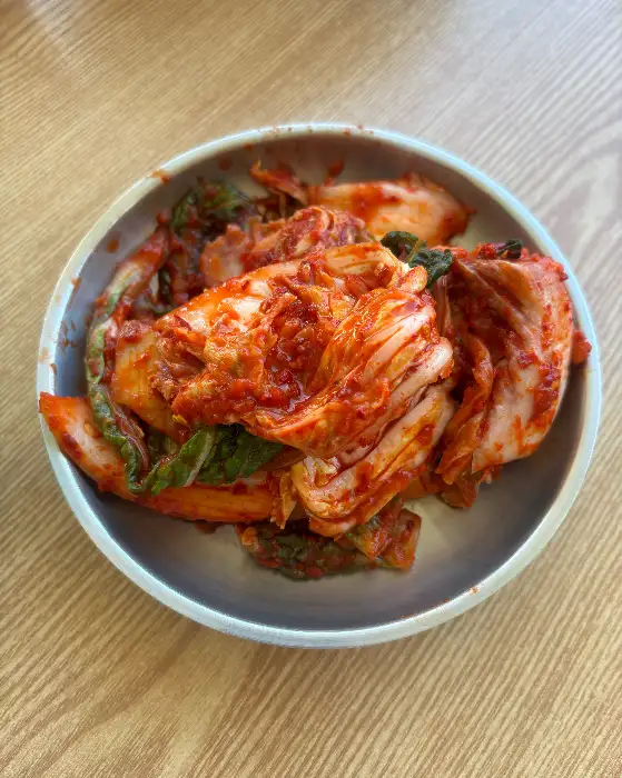 신선하고 먹음직스러운 김치