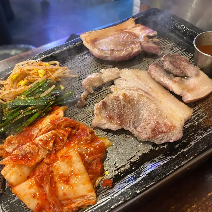 쌈 채소에 싸 먹는 삼겹살