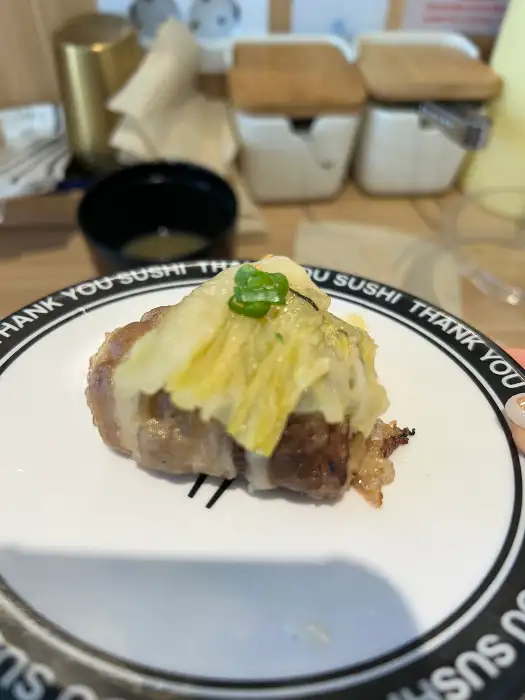 두툼한 회 위에 야채가 올라간 초밥