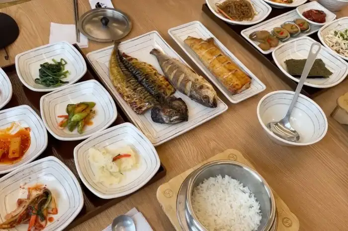 다양하게 차려진 생선구이와 밑반찬