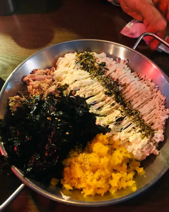 셀프 주먹밥의 모습. 밥 위에 마요네즈, 김가루, 날치알 등이 올려져 있습니다.
