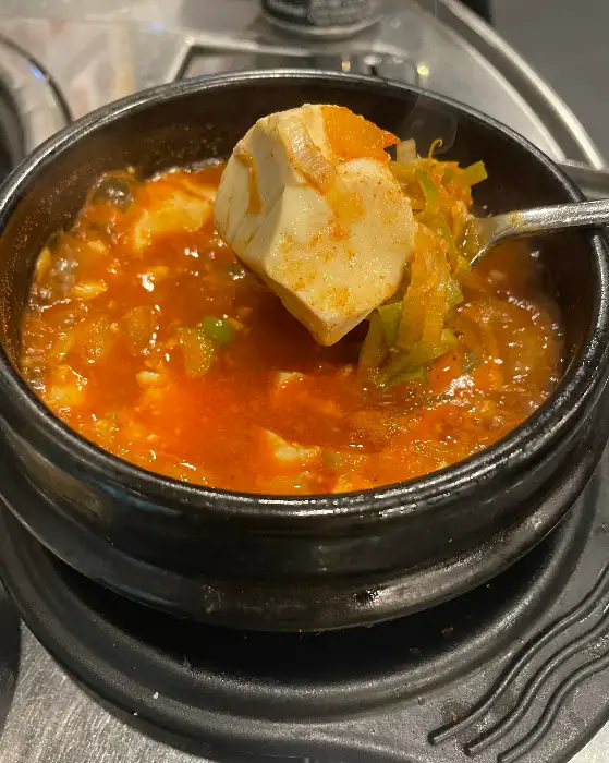 순두부찌개의 큼직한 순두부 덩어리