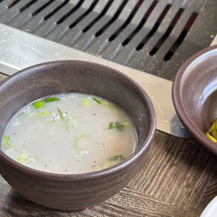 사골처럼 진하고 구수한 맛의 장어뼈 곰국