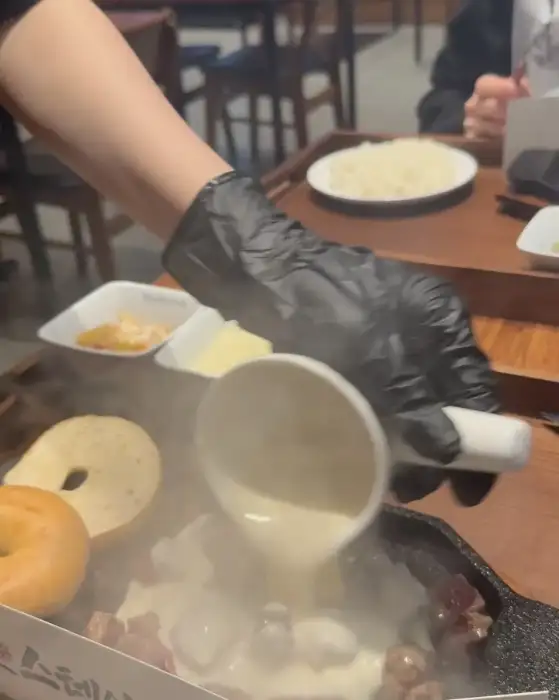 치즈 소스를 붓는 모습