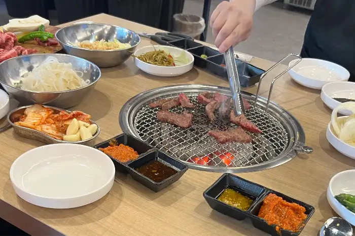 다양한 반찬과 함께 숯불구이를 즐기는 모습