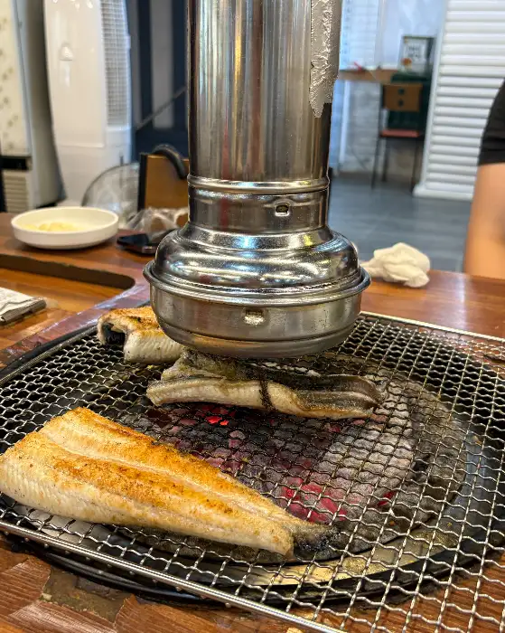 테이블에 준비된 쌈 채소와 곁들임
