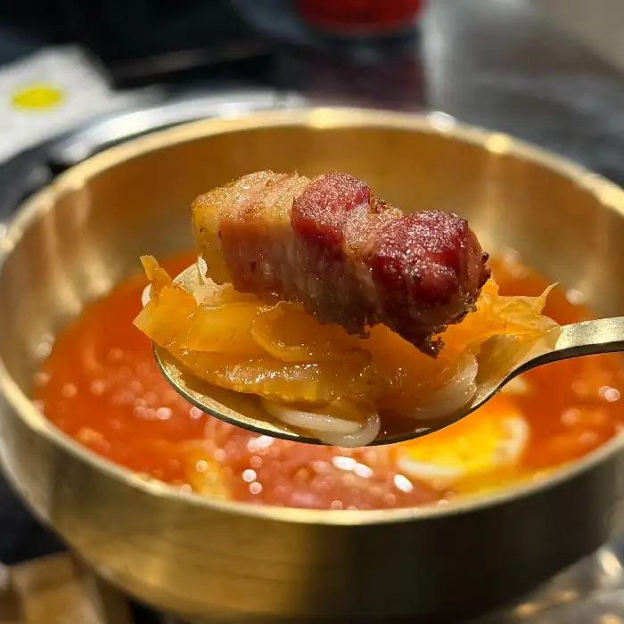 한 점 집어든 고기