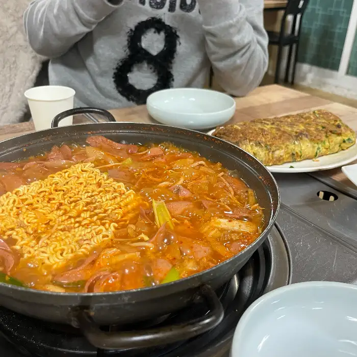 부대찌개와 함께 나온 계란말이