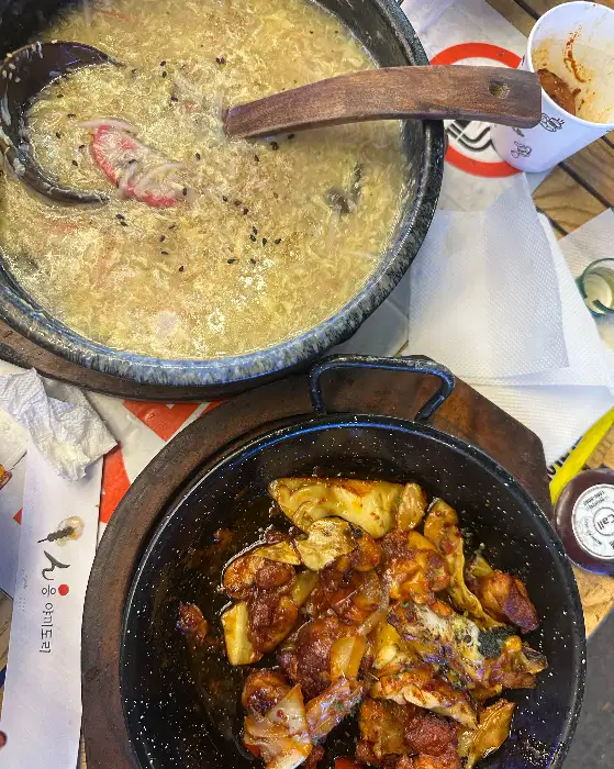 따뜻한 국물이 있는 나베 요리와 꼬치 요리
