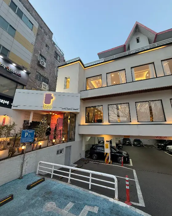 카메라 각도에서 내려다본 짙은 갈색 커피와 우유 거품으로 하트 모양이 그려진 카페라떼.