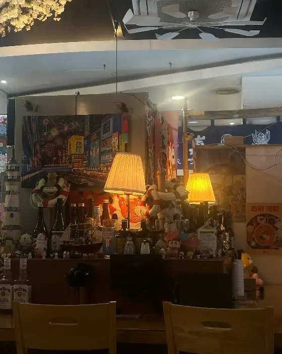 다양한 일본풍 소품으로 꾸며진 테이블