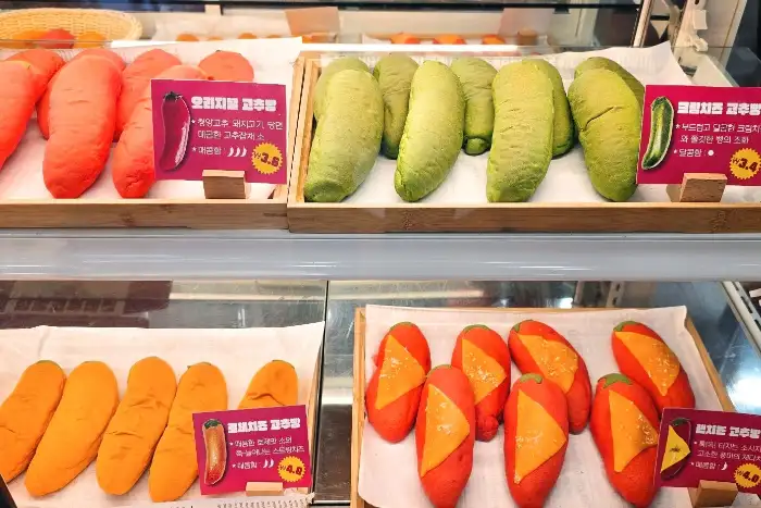 진열된 고추빵과 샌드 종류