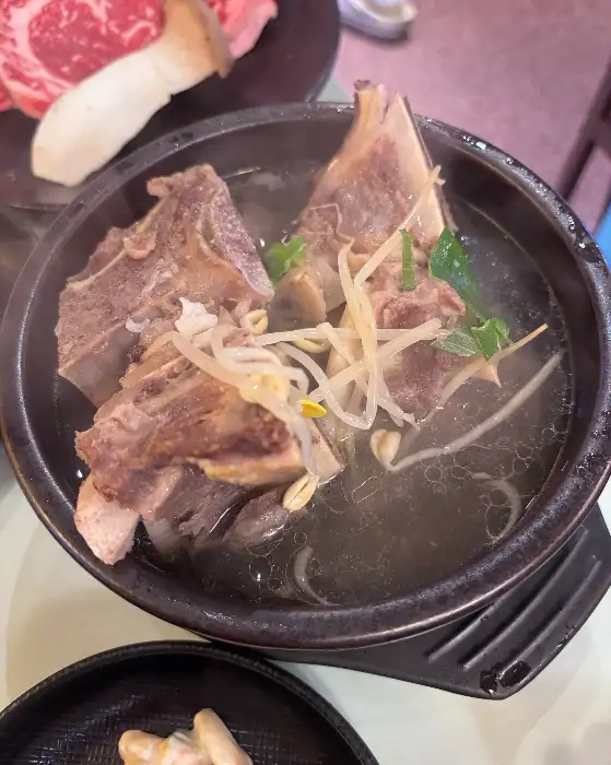뼈와 살이 붙어있는 뚝배기 뼛국이 담겨 있습니다.