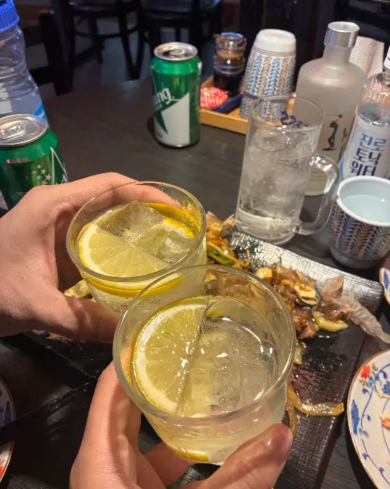 하이볼과 함께 놓인 음식들