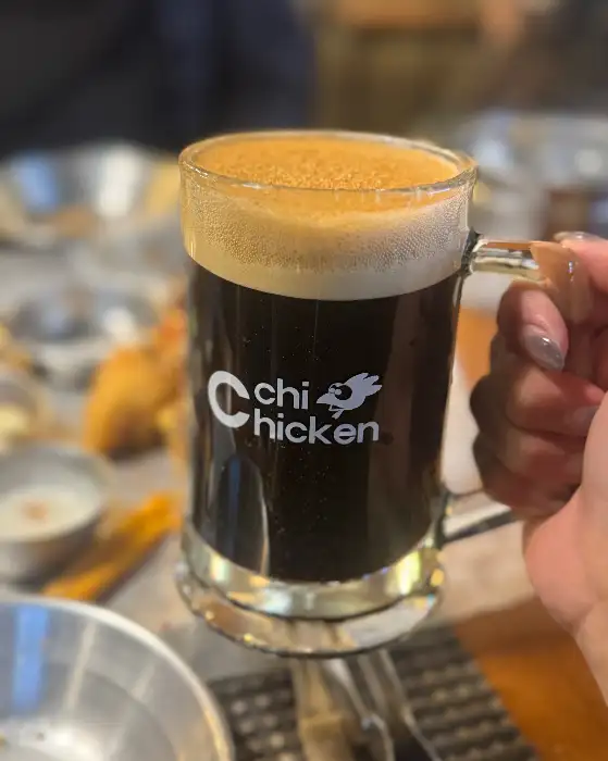 크치치킨 로고가 새겨진 생맥주잔