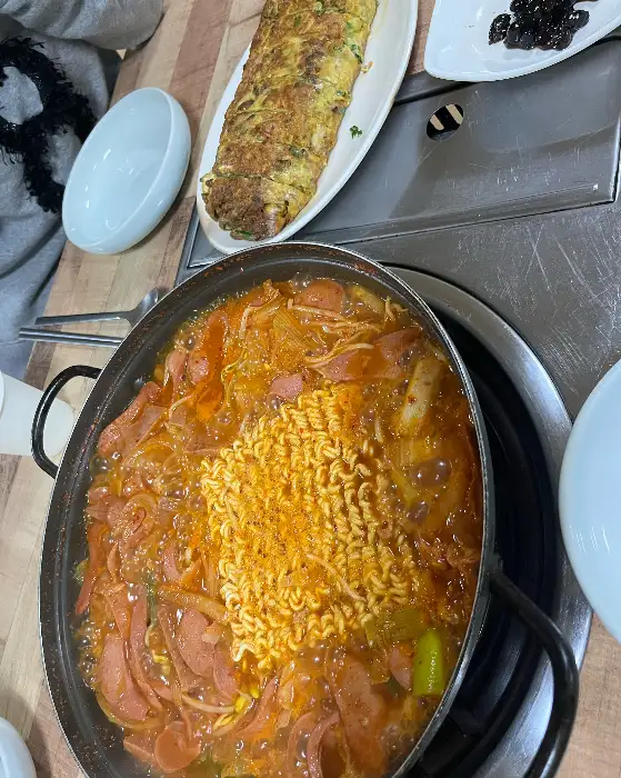 라면사리가 듬뿍 들어간 부대찌개