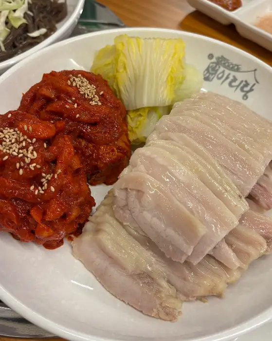 접시에 담긴 먹음직스러운 보쌈 조각들