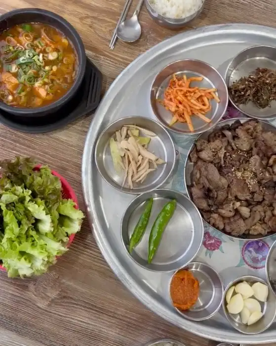 푸짐하게 차려진 한 상차림