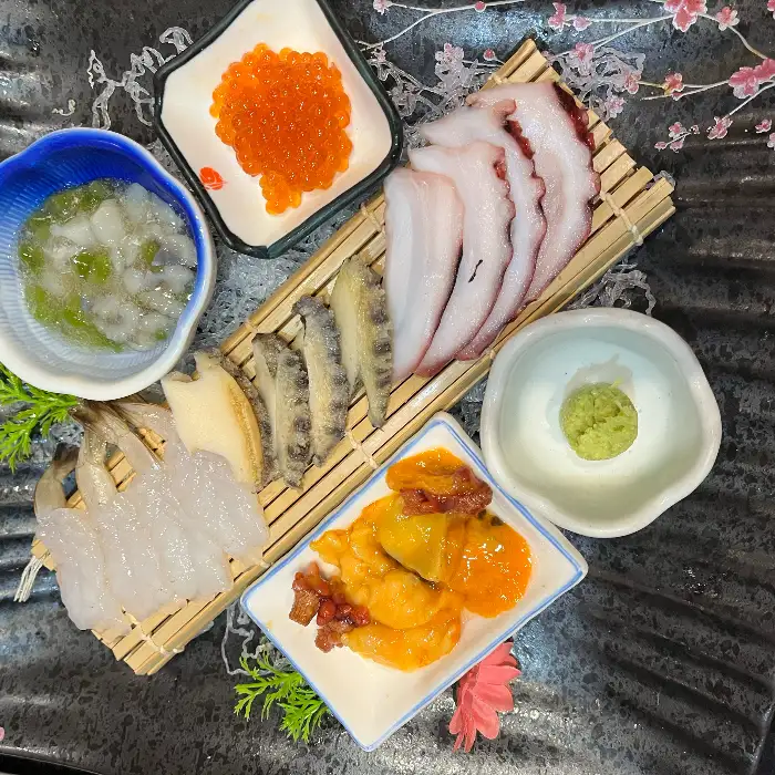 다양한 해산물과 회가 정갈하게 담긴 플레이트