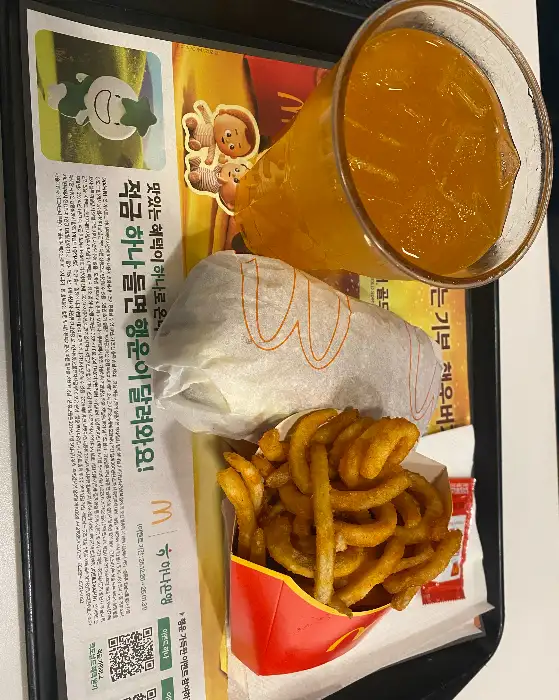 햄버거와 컬리프라이, 음료