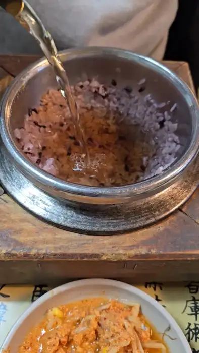 돌솥밥에 숭늉 붓는 모습