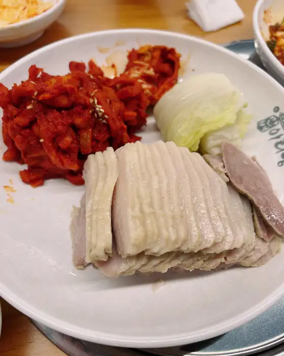 먹기 좋게 썰어진 보쌈 고기 덩어리