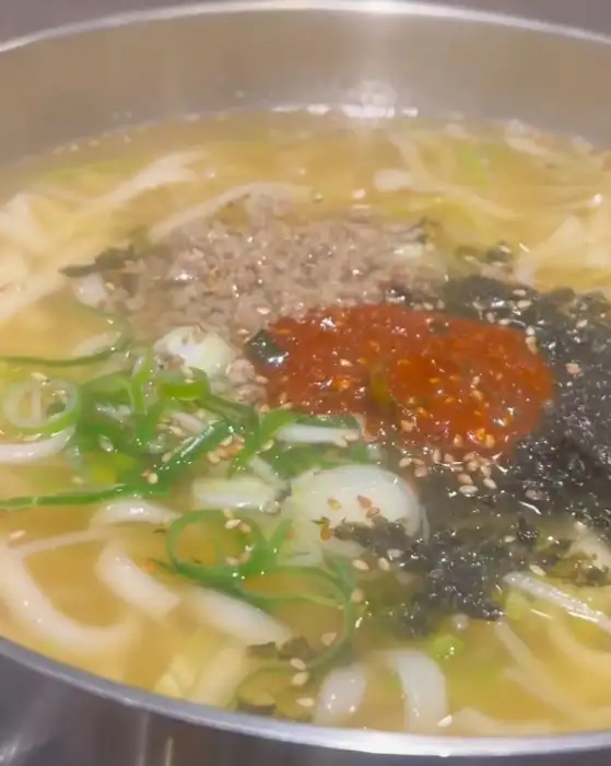 다양한 고명이 올라간 기본 칼국수 클로즈업