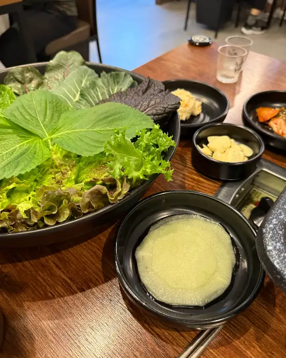다양하고 신선한 쌈 채소와 밑반찬