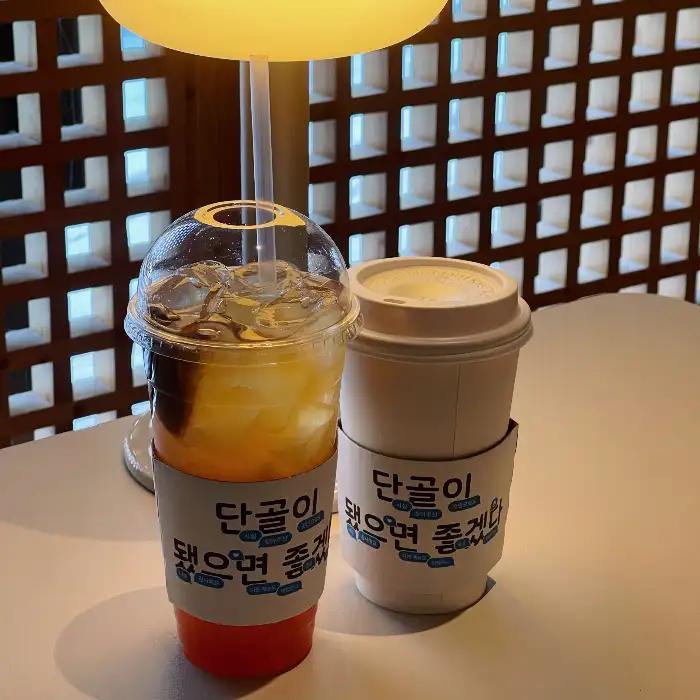 음료와 커피잔