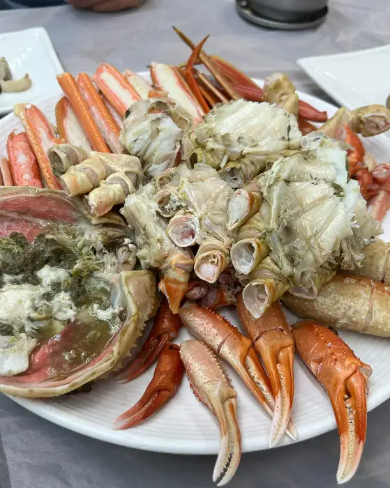 푸짐하게 차려진 대게 요리