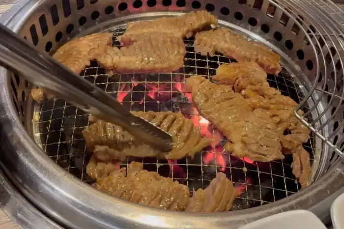 집게로 집어 올리는 돼지갈비