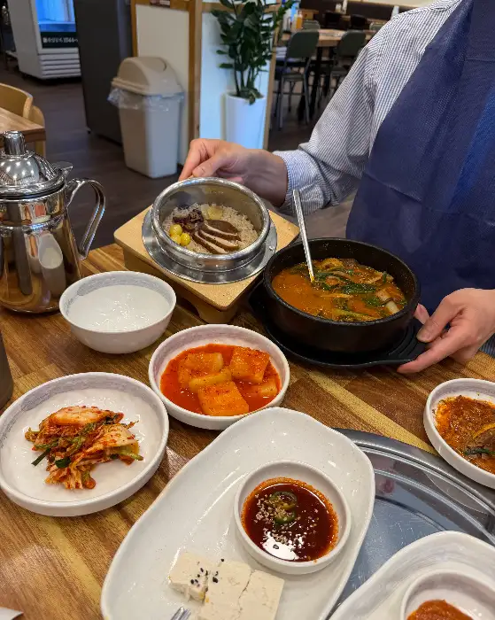 밥과 흑염소탕, 그리고 다양한 반찬들