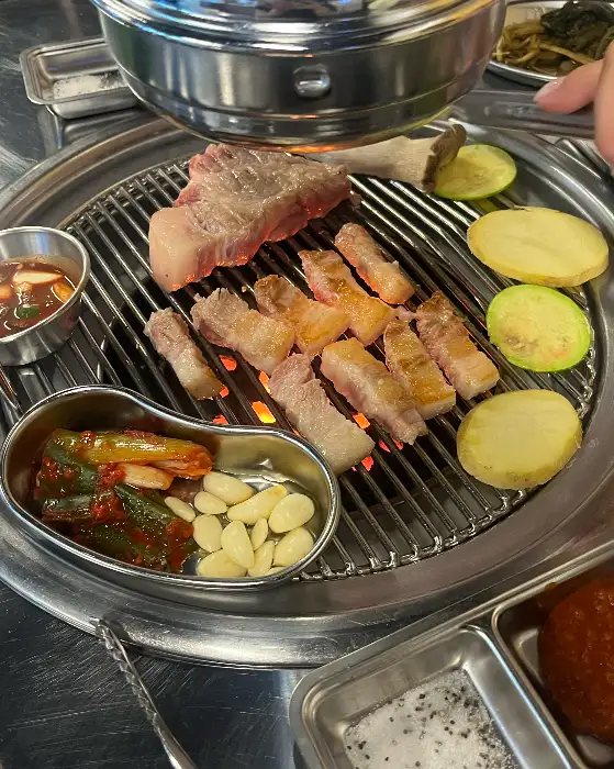 구워지는 고기와 곁들임