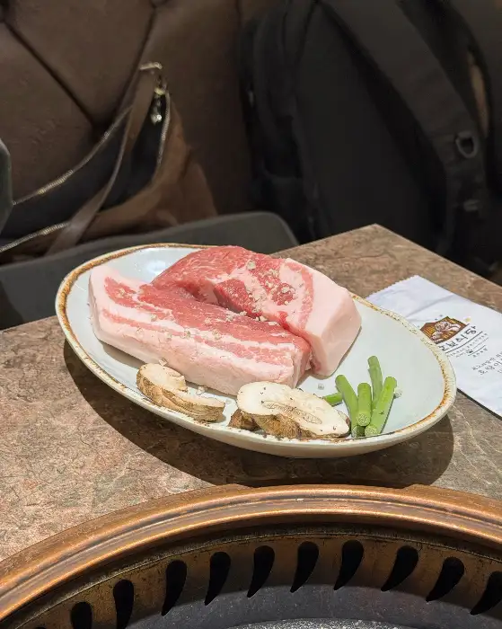 두툼한 마늘갈비 덩어리