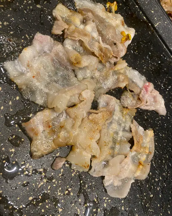 얇게 썰어 구워지고 있는 우삼겹