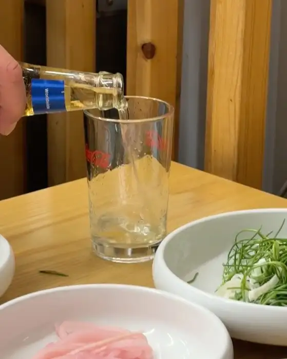 청량한 맥주를 따르는 모습