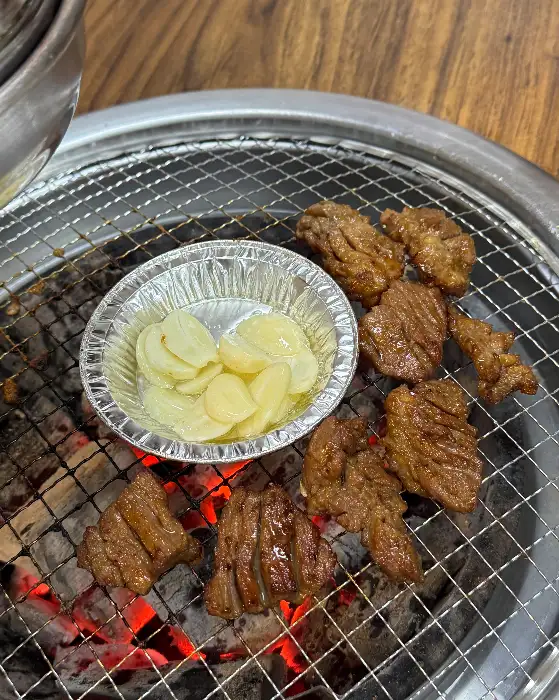 구워진 양념갈비 조각들