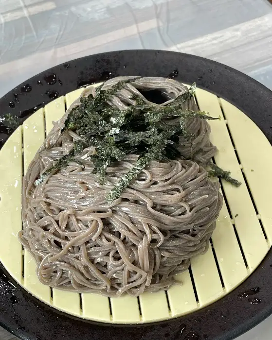 김가루가 듬뿍 올라간 판모밀