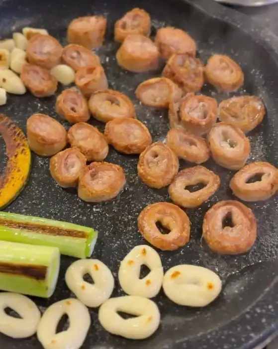 불판에 익어가는 막창과 곁들임 재료