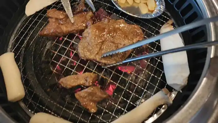 솔가숯불갈비 익산직영점의 돼지갈비 굽는 모습