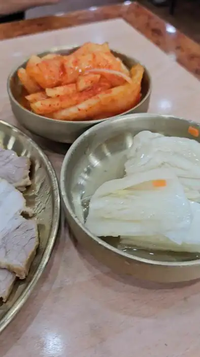 정갈하게 담긴 백김치와 깍두기