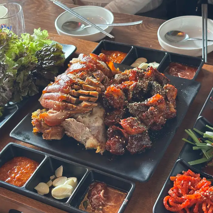 족발과 쌈 채소, 곁들임 소스