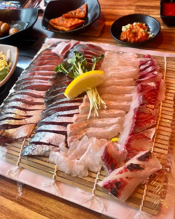 다양한 종류의 신선한 회가 보기 좋게 담긴 모듬회