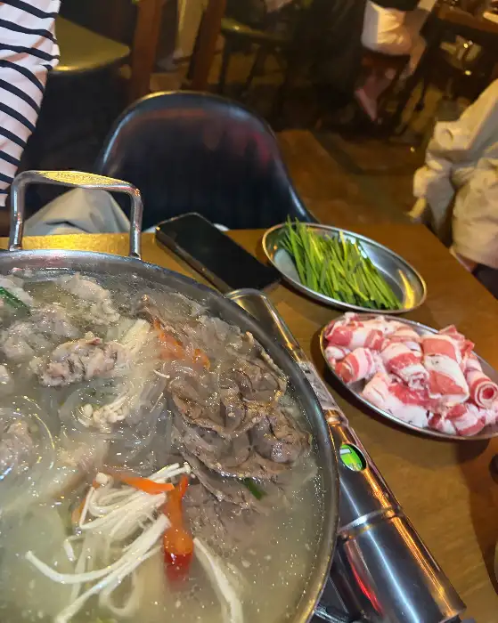 스지전골과 함께 나온 기본 찬으로 두부김치와 채 썬 돼지고기가 준비되어 있습니다.