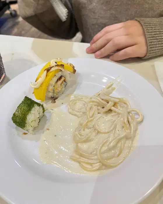 크림 스파게티와 롤