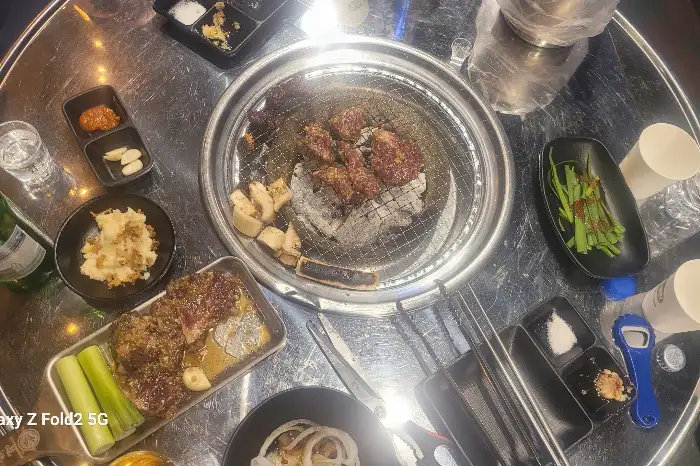 테이블에 차려진 숯불구이 한상차림
